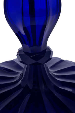 A PAIR OF MOULDED COBALT-BLUE GLASS LAMPS - photo 4