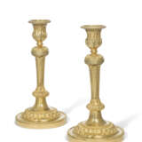 A PAIR OF FRENCH ORMOLU CANDLESTICKS - фото 1