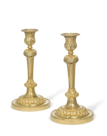A PAIR OF FRENCH ORMOLU CANDLESTICKS - фото 1