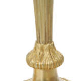 A PAIR OF FRENCH ORMOLU CANDLESTICKS - Foto 3