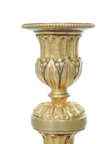 A PAIR OF FRENCH ORMOLU CANDLESTICKS - Foto 4