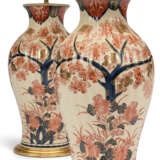 A PAIR OF IMARI-STYLE PORCELAIN VASES, MOUNTED AS LAMPS - фото 2