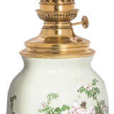 A PAIR OF JAPANESE PORCELAIN VASES, MOUNTED AS LAMPS - Foto 3