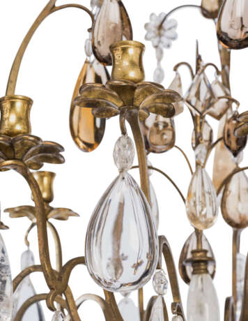 A FRENCH GILT-METAL, CLEAR AND AMBER ROCK CRYSTAL NINE-LIGHT CHANDELIER - Foto 3