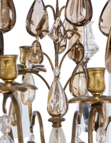 A FRENCH GILT-METAL, CLEAR AND AMBER ROCK CRYSTAL NINE-LIGHT CHANDELIER - Foto 4