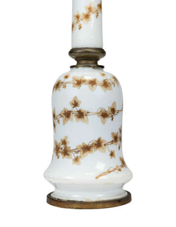 A VICTORIAN BRASS AND OPALINE GLASS LAMP - photo 2