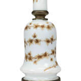 A VICTORIAN BRASS AND OPALINE GLASS LAMP - photo 2