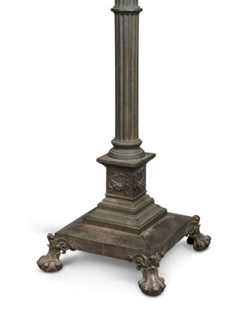 A PATINATED-BRONZE STANDING LAMP - Foto 3