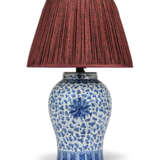 A CHINESE BLUE AND WHITE PORCELAIN VASE, MOUNTED AS A LAMP - фото 1