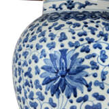 A CHINESE BLUE AND WHITE PORCELAIN VASE, MOUNTED AS A LAMP - фото 2
