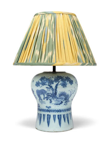 A DUTCH DELFT BLUE AND WHITE FAIENCE VASE, MOUNTED AS A LAMP - фото 1