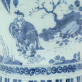 A DUTCH DELFT BLUE AND WHITE FAIENCE VASE, MOUNTED AS A LAMP - Foto 2