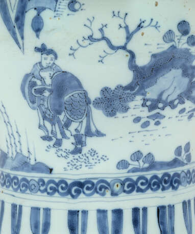 A DUTCH DELFT BLUE AND WHITE FAIENCE VASE, MOUNTED AS A LAMP - фото 2