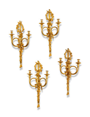 A SET OF FOUR FRENCH ORMOLU THREE-LIGHT WALL-LIGHTS 'A CORS DE CHASSE' - Foto 1