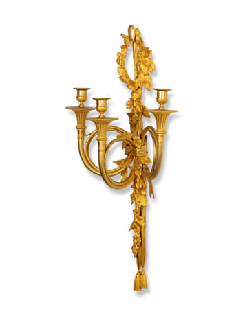 A SET OF FOUR FRENCH ORMOLU THREE-LIGHT WALL-LIGHTS 'A CORS DE CHASSE' - photo 2