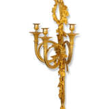 A SET OF FOUR FRENCH ORMOLU THREE-LIGHT WALL-LIGHTS 'A CORS DE CHASSE' - Foto 2