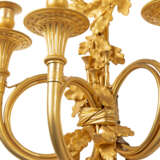 A SET OF FOUR FRENCH ORMOLU THREE-LIGHT WALL-LIGHTS 'A CORS DE CHASSE' - Foto 3