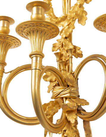 A SET OF FOUR FRENCH ORMOLU THREE-LIGHT WALL-LIGHTS 'A CORS DE CHASSE' - Foto 3