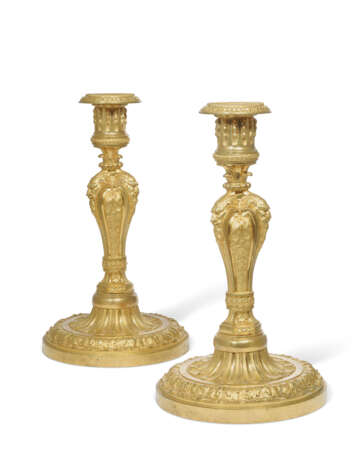 A PAIR OF FRENCH ORMOLU CANDLESTICKS - Foto 2