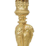 A PAIR OF FRENCH ORMOLU CANDLESTICKS - Foto 3