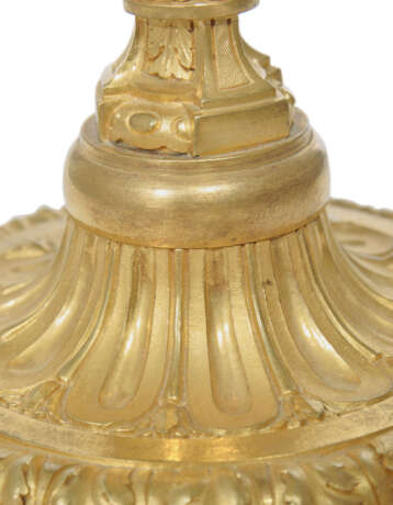A PAIR OF FRENCH ORMOLU CANDLESTICKS - Foto 5