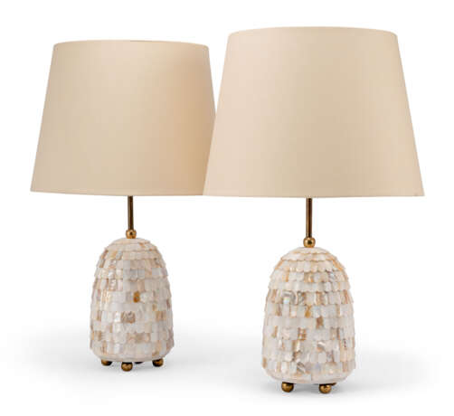 A PAIR OF MOTHER-OF-PEARL LAMPS - Foto 1