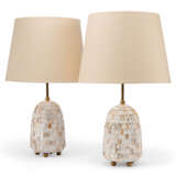 A PAIR OF MOTHER-OF-PEARL LAMPS - Foto 1