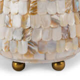 A PAIR OF MOTHER-OF-PEARL LAMPS - Foto 3