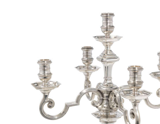 Goldsmith & Silversmith Co.. A PAIR OF GEORGE VI SILVER FIVE-LIGHT CANDELABRA - фото 2