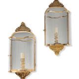 A PAIR OF ENGLISH BRASS 'GEORGE I' WALL-LIGHTS - photo 1