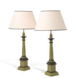 A PAIR OF ENGLISH GREEN-PAINTED LAMPS - Foto 1