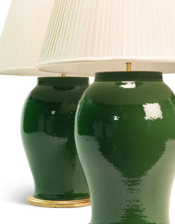 A PAIR OF CHINESE GREEN PORCELAIN VASES, MOUNTED AS LAMPS - Foto 2