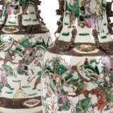 A PAIR OF CHINESE FAMILLE VERTE PORCELAIN VASES, MOUNTED AS LAMPS - фото 2