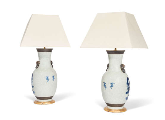 A PAIR OF CHINESE BLUE AND WHITE PORCELAIN VASES, MOUNTED AS LAMPS - Foto 2