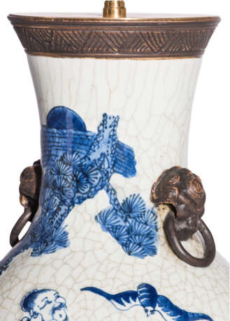 A PAIR OF CHINESE BLUE AND WHITE PORCELAIN VASES, MOUNTED AS LAMPS - Foto 3