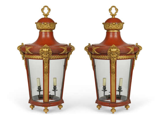 A PAIR OF FRENCH PARCEL-GILT AND RED-LACQUERED TOLE LANTERNS - photo 1