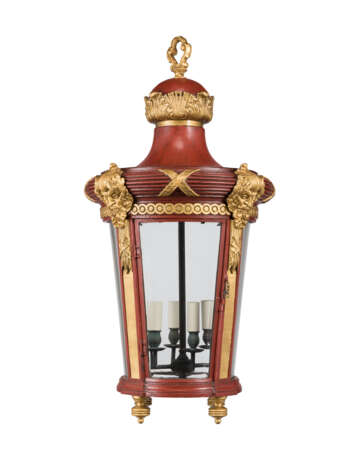 A PAIR OF FRENCH PARCEL-GILT AND RED-LACQUERED TOLE LANTERNS - Foto 2