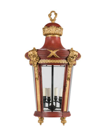 A PAIR OF FRENCH PARCEL-GILT AND RED-LACQUERED TOLE LANTERNS - фото 3