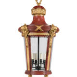 A PAIR OF FRENCH PARCEL-GILT AND RED-LACQUERED TOLE LANTERNS - Foto 3