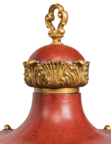 A PAIR OF FRENCH PARCEL-GILT AND RED-LACQUERED TOLE LANTERNS - photo 4