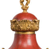 A PAIR OF FRENCH PARCEL-GILT AND RED-LACQUERED TOLE LANTERNS - фото 4