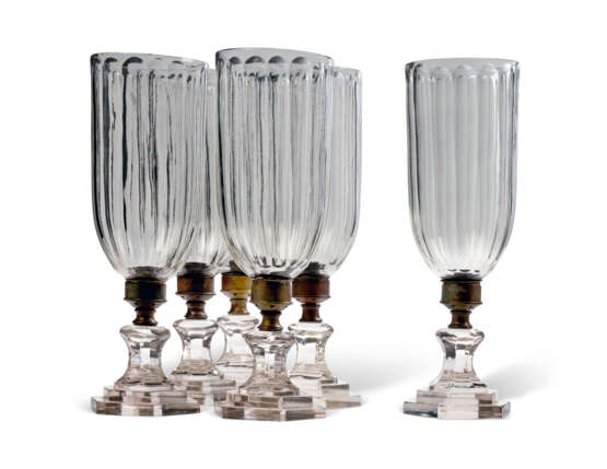 A SET OF SIX VICTORIAN BRASS AND MOULDED-GLASS HURRICANE LANTERNS - фото 1