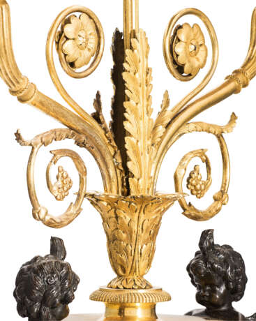 A PAIR OF LATE LOUIS XVI ORMOLU, PATINATED-BRONZE AND WHITE MARBLE TWO-LIGHT CANDELABRA - Foto 2