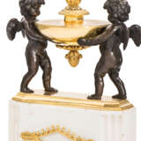 A PAIR OF LATE LOUIS XVI ORMOLU, PATINATED-BRONZE AND WHITE MARBLE TWO-LIGHT CANDELABRA - Foto 3