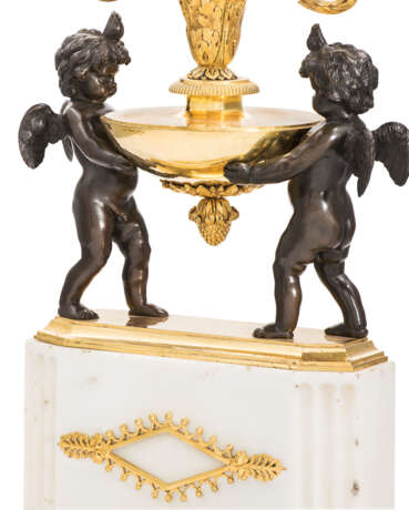 A PAIR OF LATE LOUIS XVI ORMOLU, PATINATED-BRONZE AND WHITE MARBLE TWO-LIGHT CANDELABRA - Foto 3