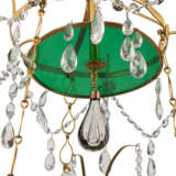 A NORTH EUROPEAN GREEN AND CUT-GLASS SIX-LIGHT CHANDELIER - Foto 2
