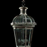 AN ENGLISH GREY-PAINTED METAL 'WILTON' LANTERN - Foto 1