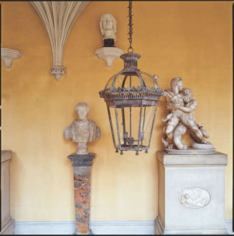 AN ENGLISH GREY-PAINTED METAL 'WILTON' LANTERN - Foto 2