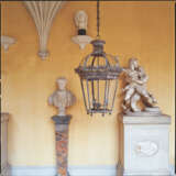 AN ENGLISH GREY-PAINTED METAL 'WILTON' LANTERN - Foto 2