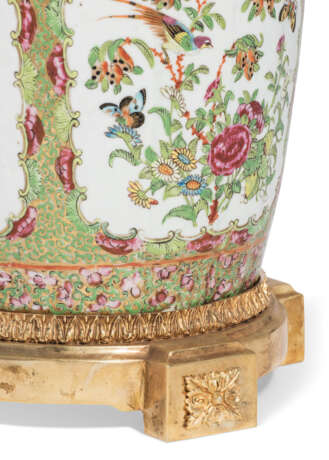 A PAIR OF CHINESE PORCELAIN FAMILLE ROSE VASES, MOUNTED AS LAMPS - photo 4